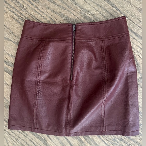 Free People Faux Vegan Leather Maroon Red Mini Skirt - Size 6 - Picture 5 of 7